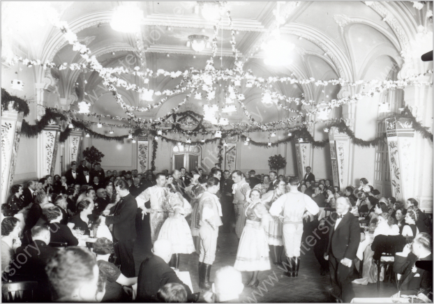 Nagyszabású estély a Grand Hotel Royal dísztermében