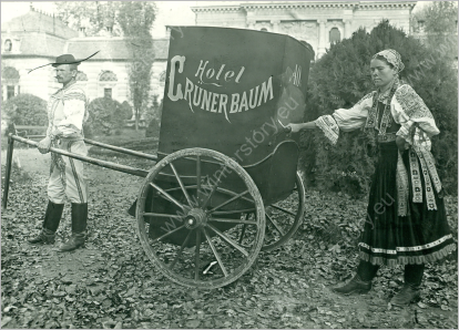 Pár v ľudovom kroji s infanteristickým vozíkom hotela Grüner Baum